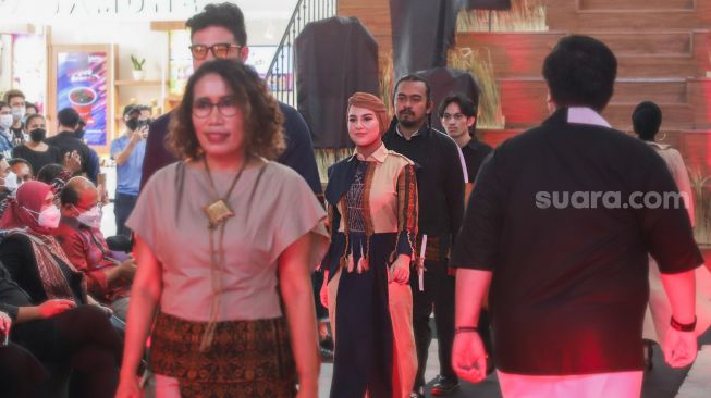 Aktris Irish Bella memperagakan busana di catwalk saat acara penggalangan dana untuk Desa Nggela di Pos Bloc, Jakarta Pusat, Jumat (29/10/2021). [Suara.com/Alfian Winanto]