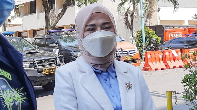 Selebgram Marissya Icha saat datang untuk memberika bukti kepada penyidik terkait dugaan penipuan yang dilakukan Medina Zein di Polda Metro Jaya, Jakarta Selatan, Jumat (29/10/2021). [Suara.com/Alfian Winanto]