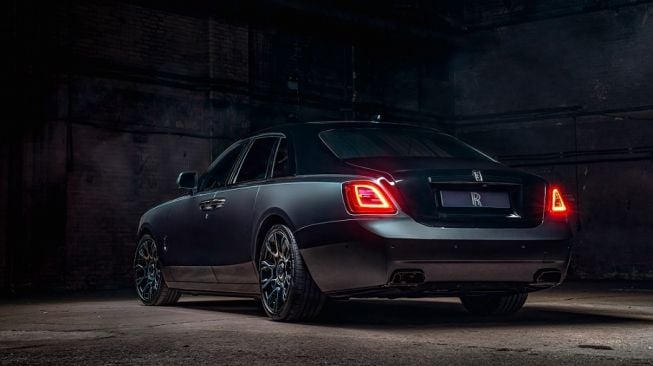 Rolls-Royce Back Badge Ghost  menggunakan perawatan desain Post Opulent minimalis [Rolls-Royce Motor Cars].