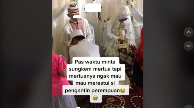 Mempelai wanita menangis karena sikap mertua saat sungkeman (tiktok)