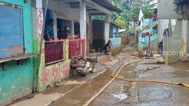 Bersihkan Lumpur Sisa Banjir di Pejaten Timur, Petugas Damkar Bawa 2 Unit Pompa Portabel