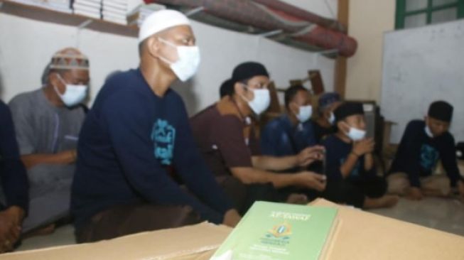 Mantan Preman dan Pecandu Narkotika di Kota Makassar Dapat Bantuan Alquran