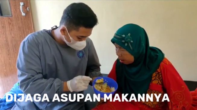 Trimah (65 tahun) diserahkan oleh ketiga anaknya ke panti jompo Yayasan Griya Lansia Husnul Khatimah. Mereka menolak merawat sang ibu karena sibuk. (Facebook Arief Camra).