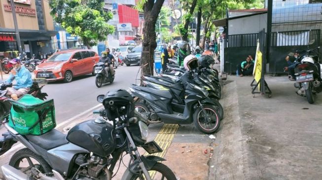 Hati-hati, Pemkot Bakal Cabut Pentil Motor yang Parkir di Trotoar