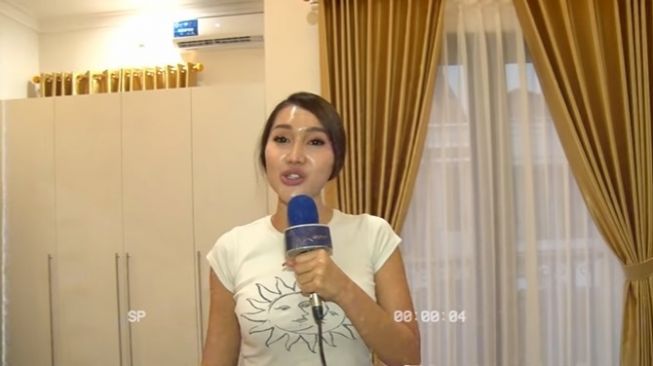 Potret sudut kamar Lucinta Luna. (YouTube/Bintang Mas Entertainment)