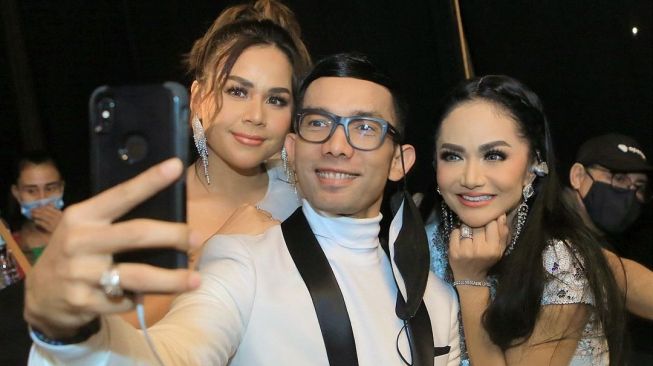 Krisdayanti bersama Melaney Ricardo dan Indra Herlambang menjadi bintang tamu di acara peluncuran kosmetik milik Bella Shofie di kawasan Sentul, Bogor, Jawa Barat, Kamis (28/10/2021). [Instagram]