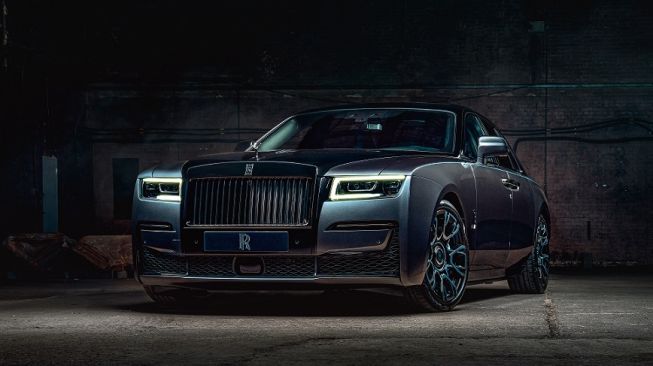 Rolls-Royce Black Badge Ghost dengan poles permukaan bodi hingga lima jam handmade [Rolls-Royce Motor Cars].