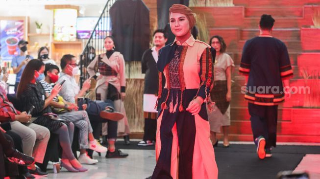 Aktris Irish Bella memperagakan busana di catwalk saat acara penggalangan dana untuk Desa Nggela di Pos Bloc, Jakarta Pusat, Jumat (29/10/2021). [Suara.com/Alfian Winanto]