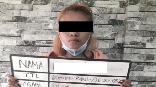 Perempuan Berambut Pirang Yang Diam-diam Geledah Lemari Tertangkap Warga di Denpasar