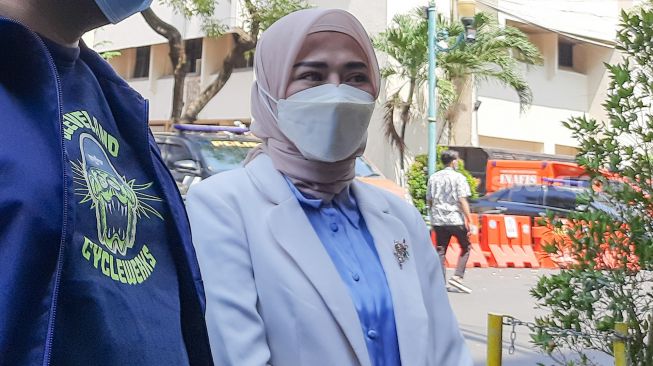 Selebgram Marissya Icha saat datang untuk memberika bukti kepada penyidik terkait dugaan penipuan yang dilakukan Medina Zein di Polda Metro Jaya, Jakarta Selatan, Jumat (29/10/2021). [Suara.com/Alfian Winanto]