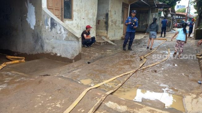 Kondisi terkini pemukiman warga di Jalan Masjid Al-Makmur, Pejaten Timur, Pasar Minggu, Jakarta Selatan, pasca tergenang air imbas meluapnya Sungai Ciliwung, Jumat (29/10/2021). [Suara.com/Yosea Arga Pramudita]