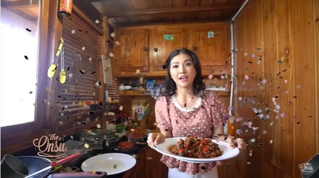 Momen Sarwendah masak di kapal. (YouTube/The Onsu Family)