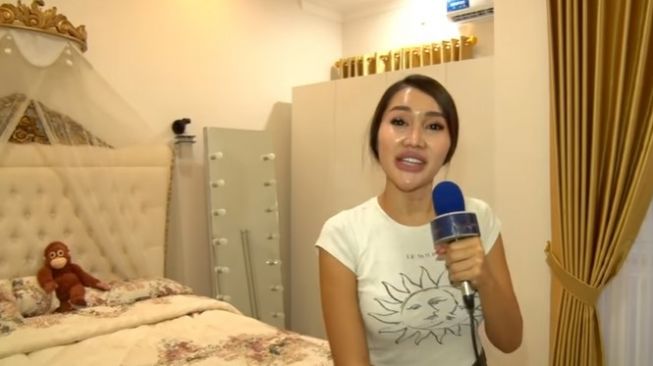 Potret sudut kamar Lucinta Luna. (YouTube/Bintang Mas Entertainment)