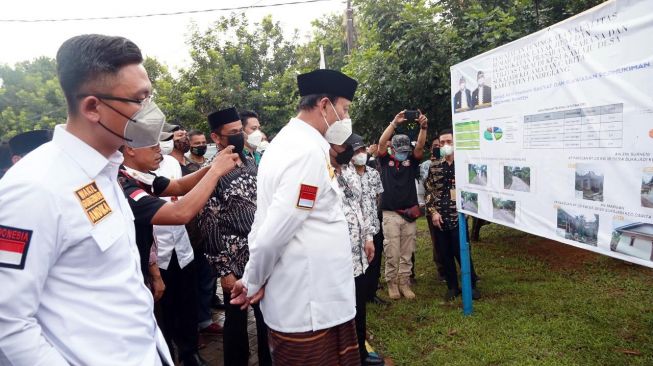 Gubernur Banten Wahidin Halim dan Wagub Andika Hazrumy sebelum meresmikan jalan Lingkungan di Carita, Kamis (28/10/2021).