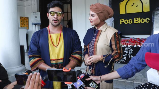 Pasangan Ammar Zoni dan Irish Bella ketika ditemui awak media di Pos Bloc, Jakarta Pusat, Jumat (29/10/2021). [Suara.com/Alfian Winanto]