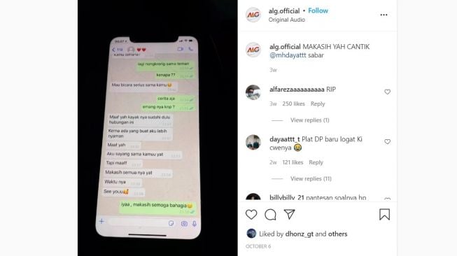 Chattingan seorang cowok diputusin pacar viral di media sosial. 