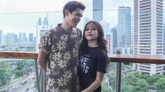 Pasangan Brisia Jodie dan Julian Jacob saat ditemui di Tanah Abang, Jakarta Pusat, Kamis (28/10/2021). [Suara.com/Alfian Winanto]