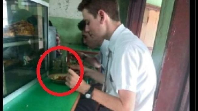 Viral Foto Bule Ganteng Santai Makan di Warteg, Publik Debat Masalah Lauk