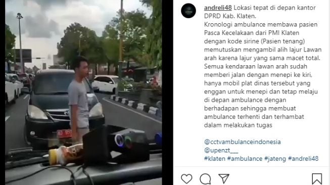 Mobil plat merah hadang ambulans di Klaten. (Instagram/andreli48)