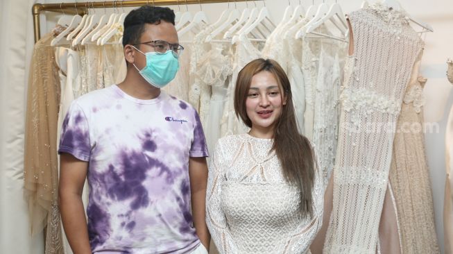 Pedangdut Cupi Cupita dan calon suaminya, Bintang Bagus ketika ditemui awak media usai fitting baju pernikahan di Cempaka Putih, Jakarta Pusat, Sabtu (30/10/2021). [Suara.com/Alfian Winanto]