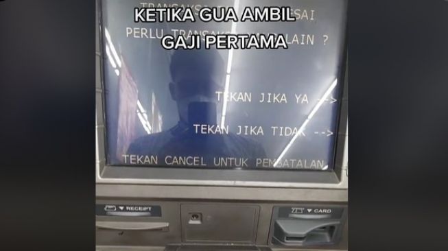 Kocak, Pria Ambil Gaji Pertama di Swalayan "Diludahi" ATM