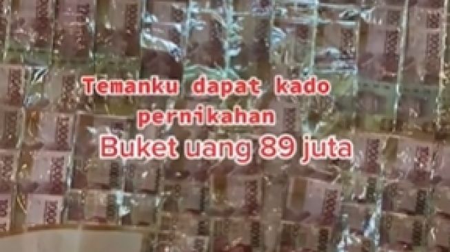 Kado pernikahan buket uang Rp 89 juta. (Tiktok/@bicanbyanitamarlina)