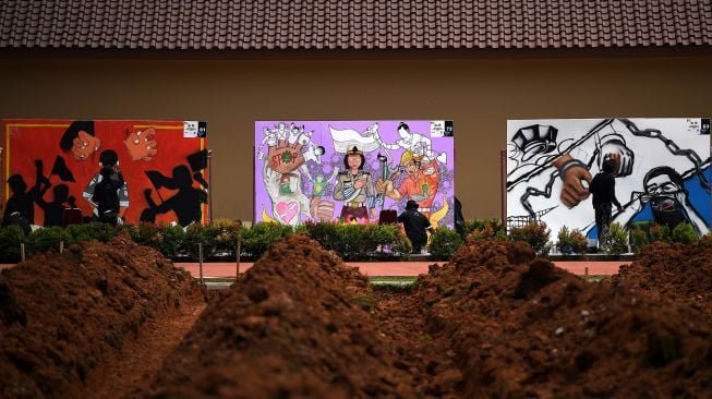 Peserta melukis mural dalam Bhayangkara Mural Festival 2021 di Lapangan Bhayangkara Mabes Polri, Jakarta, Sabtu (30/10/2021). ANTARA FOTO/Sigid Kurniawan