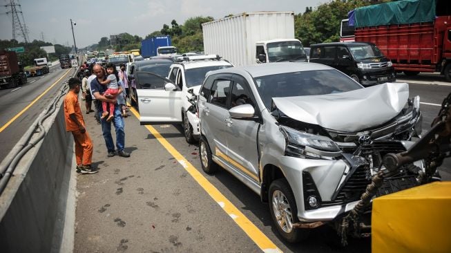 Kondisi sebuah kendaraan setelah mengalami kecelakaan beruntun di kilometer 49 Tol Jakarta-Cikampek, Kabupaten Karawang, Jawa Barat, Sabtu (30/10/2021).  ANTARA FOTO/Raisan Al Farisi