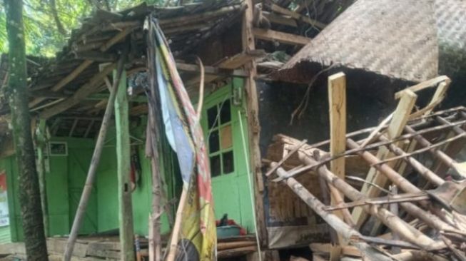 Diterjang Hujan Deras dan Angin Kencang, Dua Rumah di Ciomas Rusak