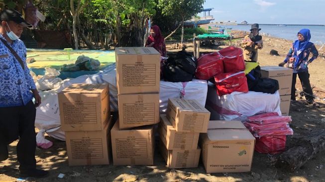 Dinsos Sulsel Salurkan Bantuan Kepada Korban Angin Puting Beliung di Wilayah Barru