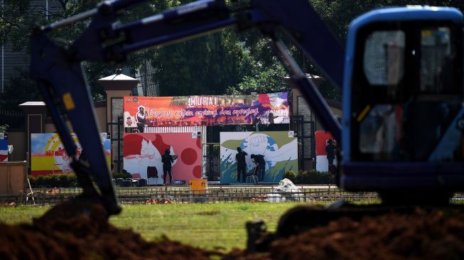 Peserta melukis mural dalam Bhayangkara Mural Festival 2021 di Lapangan Bhayangkara Mabes Polri, Jakarta, Sabtu (30/10/2021). ANTARA FOTO/Sigid Kurniawan