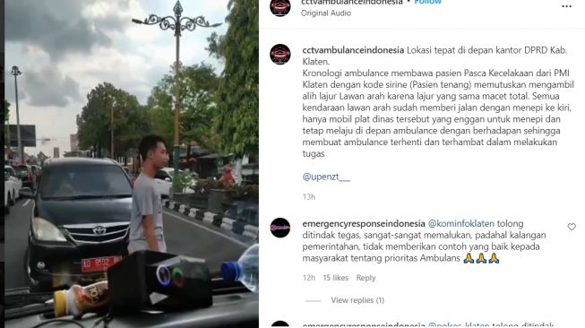 Mobil pelat merah menghalangi laju ambulans di Klaten (Instagram)