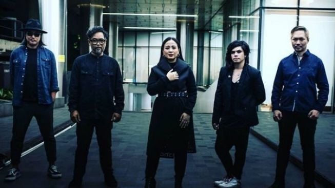 Aiu Ratna Cuti Melahirkan, Band Cokelat Gandeng Astrid