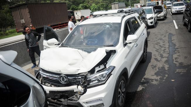 Kondisi sebuah kendaraan setelah mengalami kecelakaan beruntun di kilometer 49 Tol Jakarta-Cikampek, Kabupaten Karawang, Jawa Barat, Sabtu (30/10/2021).  ANTARA FOTO/Raisan Al Farisi