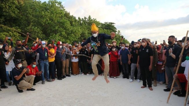 Sandiaga Uno Ajak Wisatawan ke Pantai Ngurbloat: Ekonomi Kuat, Indonesia Bangkit