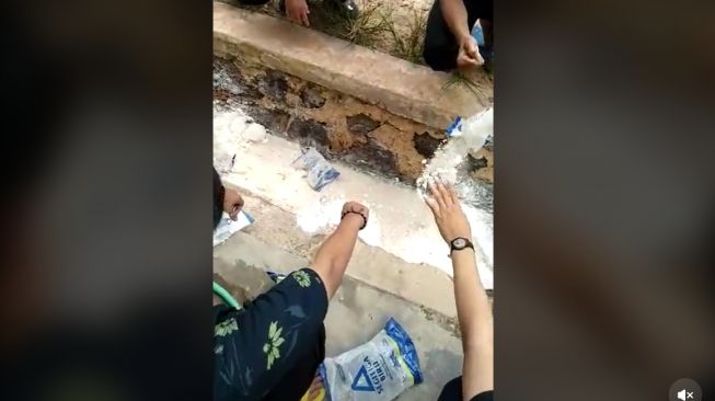 Viral Sekumpulan Pemuda Buang Tepung Kadaluarsa di Selokan (TikTok)