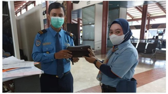 Halimah, cleaning service Bandara Soetta serahkan dompet berisi Cek Rp35,9 miliar ke security. [Instagram]