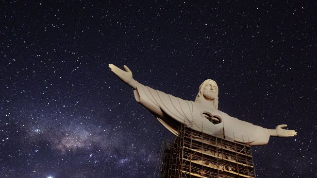 Pemandangan patung 'Christ the Protector' yang sedang dibangun di Encantado, negara bagian Rio Grande do Sul, Brasil, pada (29/10/2021). [SILVIO AVILA / AFP]