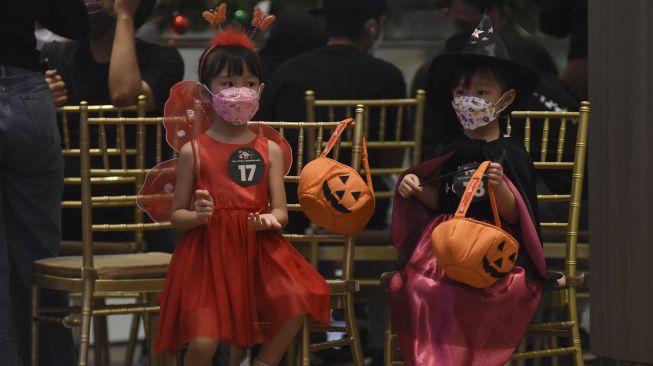 Peserta mengikuti parade kostum Halloween di pusat belanja Neo Soho Mall, Jakarta, Sabtu (30/10/2021). [ANTARA FOTO/Indrianto Eko Suwarso]