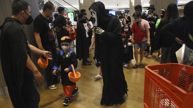 Sejumlah peserta mengikuti parade kostum Halloween di pusat belanja Neo Soho Mall, Jakarta, Sabtu (30/10/2021). [ANTARA FOTO/Indrianto Eko Suwarso]