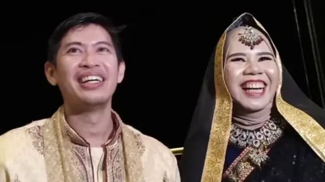 Rohimah dan Romi, pacar barunya. [Youtube/NitNot]