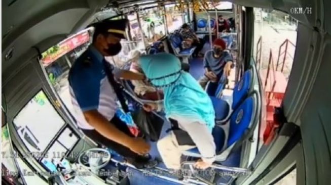 Viral! Bantu Penumpang Difabel Turun dari Bus, Aksi Sopir BST ini Bikin Warganet Terenyuh