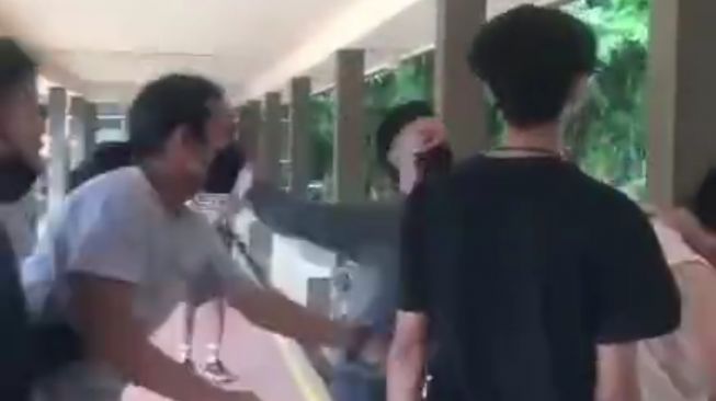 Viral Mahasiswa Polsri Pukul Adik Tingkat, Warganet Ramai Mengutuk