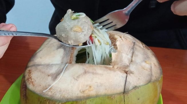 Unik, Hanya di Jember Bakso Disajikan Dengan Kelapa Muda