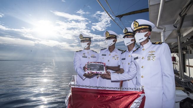 Perwira KRI Bima Suci memanjatkan doa saat upacara tabur bunga di atas geladak KRI Bima Suci, Laut Bali, Bali, Minggu (31/10/2021). [ANTARA FOTO/Muhammad Adimaja]