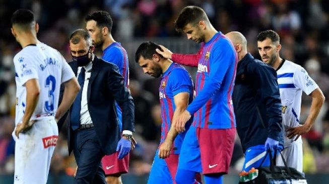 Sergio Aguero mengalami sesak napas saat Barcelona ditahan imbang Alaves 1-1. (PAU BARRENA / AFP)