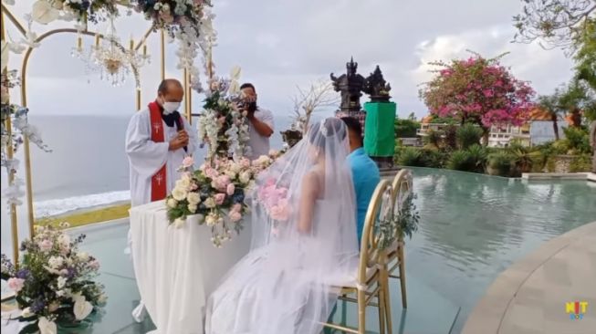 Eva Belisima nikah secara Kristen. [Youtube/NitNot]