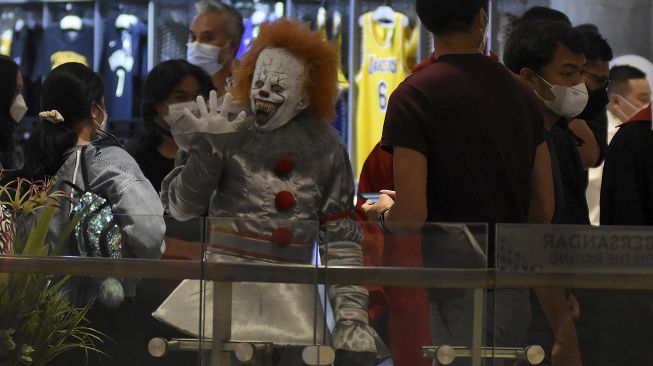 Peserta parade kostum Halloween menyapa pengunjung pusat belanja Neo Soho Mall di Jakarta, Sabtu (30/10/2021). [ANTARA FOTO/Indrianto Eko Suwarso]