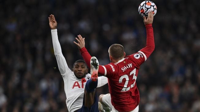 Bek Tottenham Hotspur Emerson Royal (kiri) bersaing dengan bek Manchester United Luke Shaw (kanan) selama pertandingan sepak bola Liga Premier Inggris antara Tottenham Hotspur dan Manchester United di Stadion Tottenham Hotspur, London, Inggris, Sabtu (30/10/2021). [GLYN KIRK / AFP]