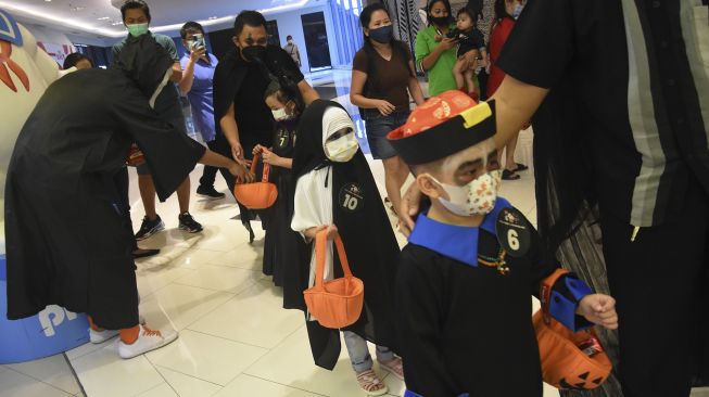 Sejumlah peserta mengikuti parade kostum Halloween di pusat belanja Neo Soho Mall, Jakarta, Sabtu (30/10/2021). [ANTARA FOTO/Indrianto Eko Suwarso]